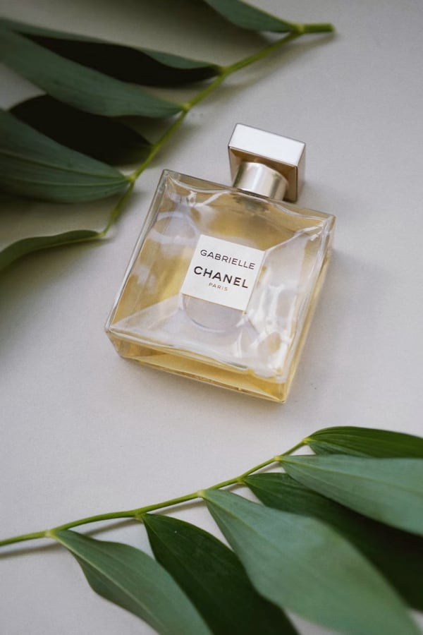 Perfume chanel sobre una mesa