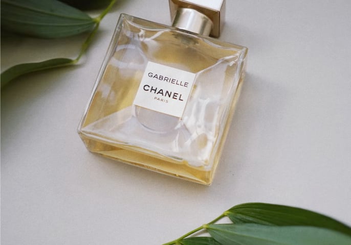 Perfume chanel sobre una mesa